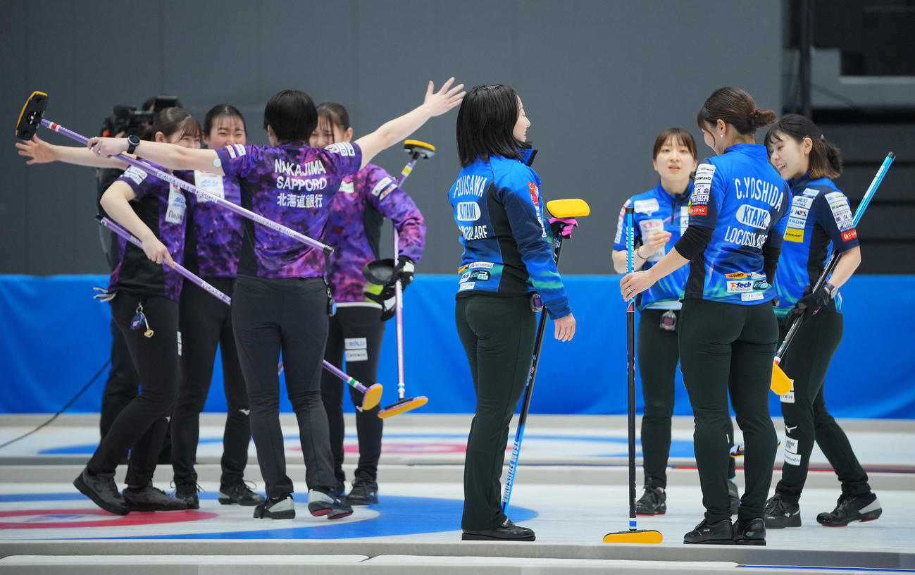 ロコ・ソラーレ対北海道銀行　北海道銀行に敗れ肩を落とすロコ・ソラーレの選手たち（撮影・垰建太）