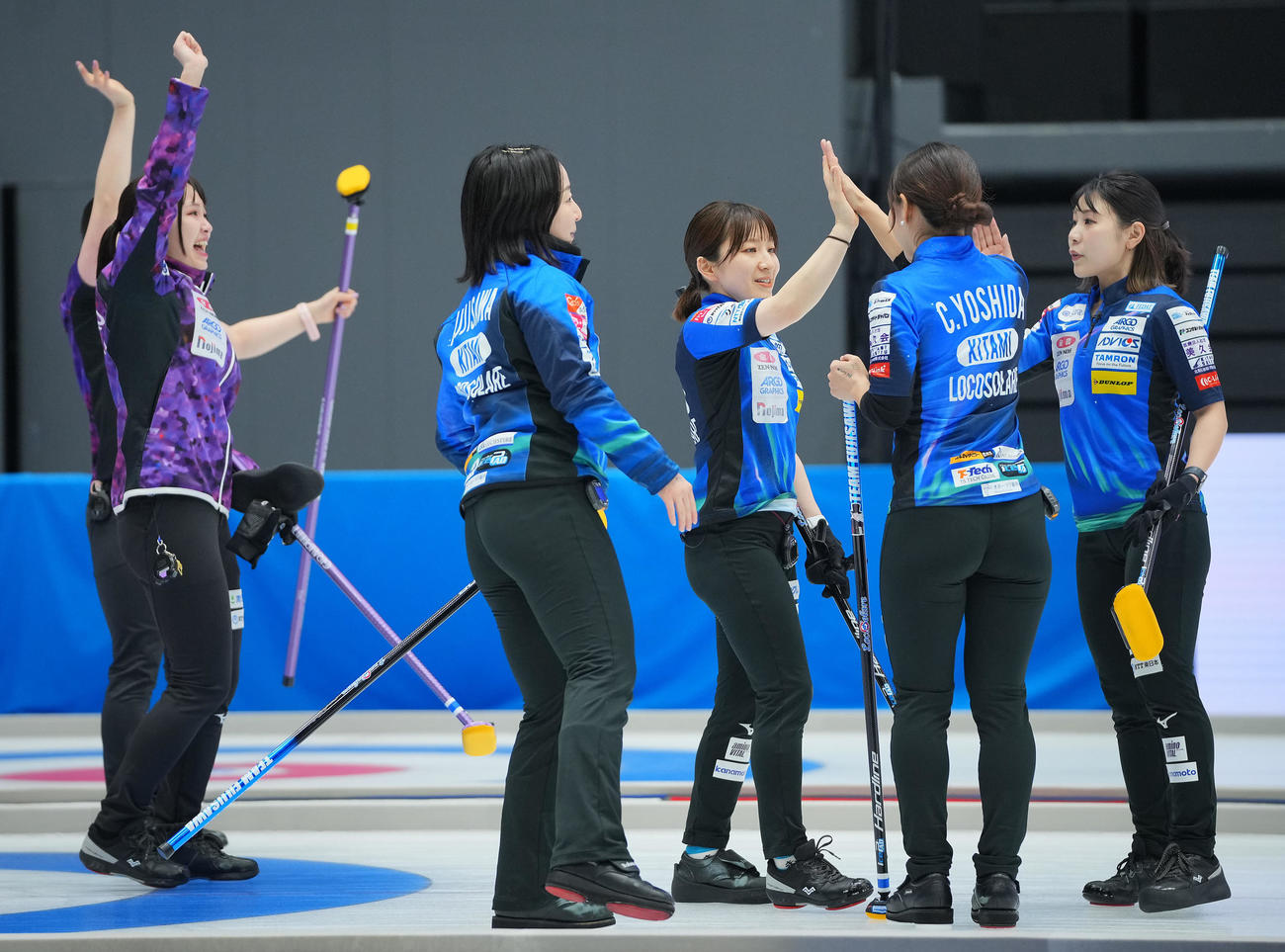 ロコ・ソラーレ対北海道銀行　北海道銀行に敗れ互いをねぎらうロコ・ソラーレの選手たち（撮影・垰建太）