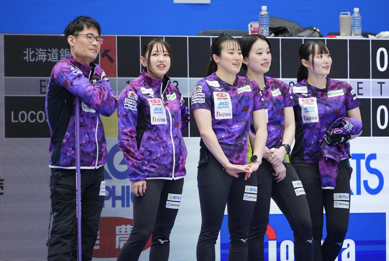 ロコ・ソラーレ対北海道銀行　リラックスした表情で練習に臨む北海道銀行の選手たち。左から佐藤コーチ、仁平、山本、中島、伊藤（撮影・垰建太）