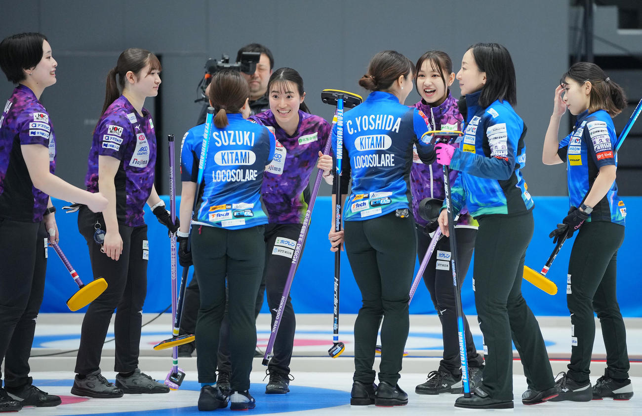 ロコ・ソラーレ対北海道銀行　勝利しロコ・ソラーレ（手前）の選手たちと健闘をたたえ合う北海道銀行の選手たち（撮影・垰建太）
