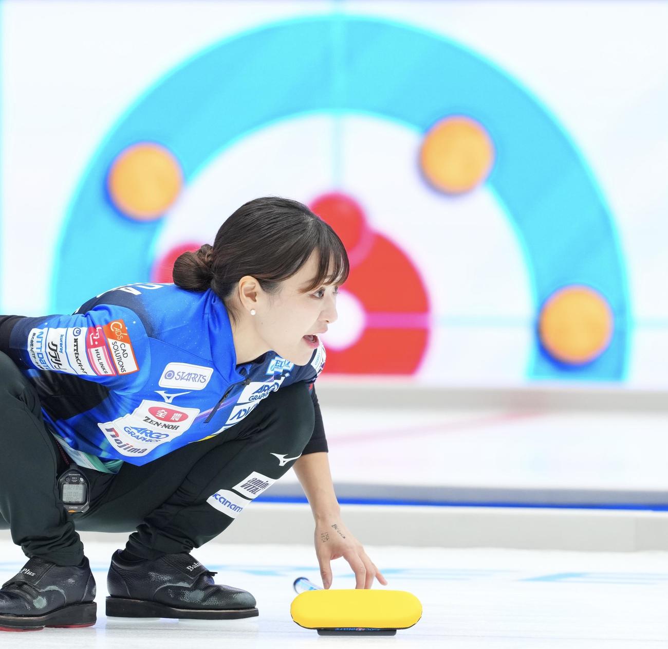 ロコ・ソラーレ対北海道銀行　第1エンド、ストーンを投じるロコ・ソラーレ吉田知（撮影・垰建太）