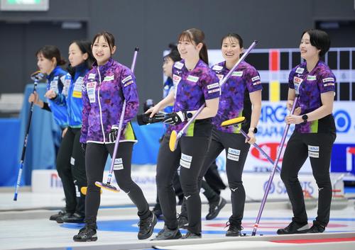 ロコ・ソラーレ対北海道銀行　第1エンド、2点を奪い笑顔を見せる北海道銀行の選手たち（撮影・垰建太）