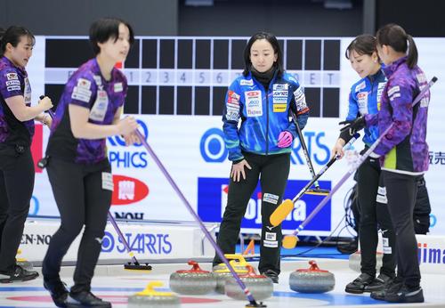 ロコ・ソラーレ対北海道銀行　第1エンド、2点を奪われさえない表情のロコ・ソラーレ藤沢（中央）（撮影・垰建太）