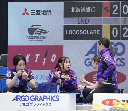 ロコ・ソラーレ対北海道銀行　軽食を摂る北海道銀行の選手たち（撮影・垰建太）