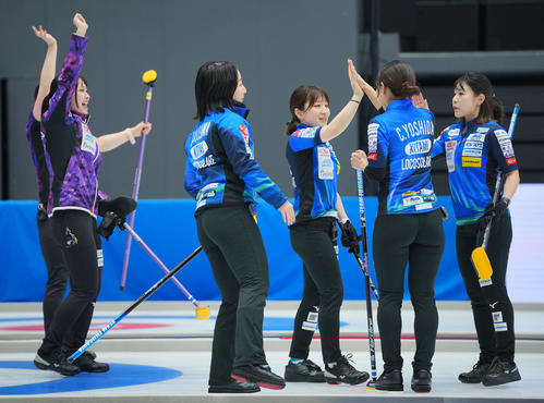 ロコ・ソラーレ対北海道銀行　北海道銀行に敗れ互いをねぎらうロコ・ソラーレの選手たち（撮影・垰建太）