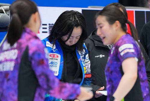 ロコ・ソラーレ対北海道銀行　決勝進出を逃したロコ・ソラーレ藤沢（中央）は喜ぶ北海道銀行の選手たちを横目に引き揚げる（撮影・垰建太）