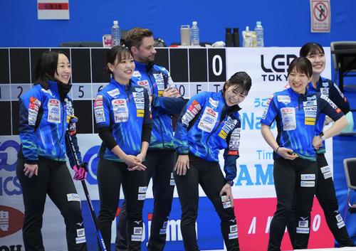 ロコ・ソラーレ対北海道銀行　リラックスした表情で練習に臨むロコ・ソラーレの選手たち。左から藤沢五月、吉田知、リンド・コーチ、吉田夕、鈴木、松沢（撮影・垰建太）