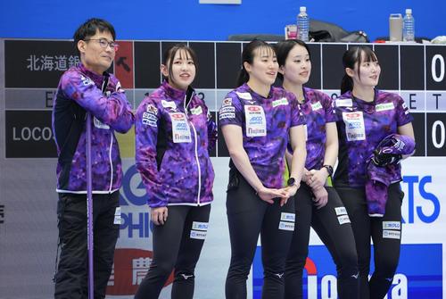 ロコ・ソラーレ対北海道銀行　リラックスした表情で練習に臨む北海道銀行の選手たち。左から佐藤コーチ、仁平、山本、中島、伊藤（撮影・垰建太）