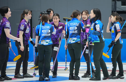 ロコ・ソラーレ対北海道銀行　勝利しロコ・ソラーレ（手前）の選手たちと健闘をたたえ合う北海道銀行の選手たち（撮影・垰建太）