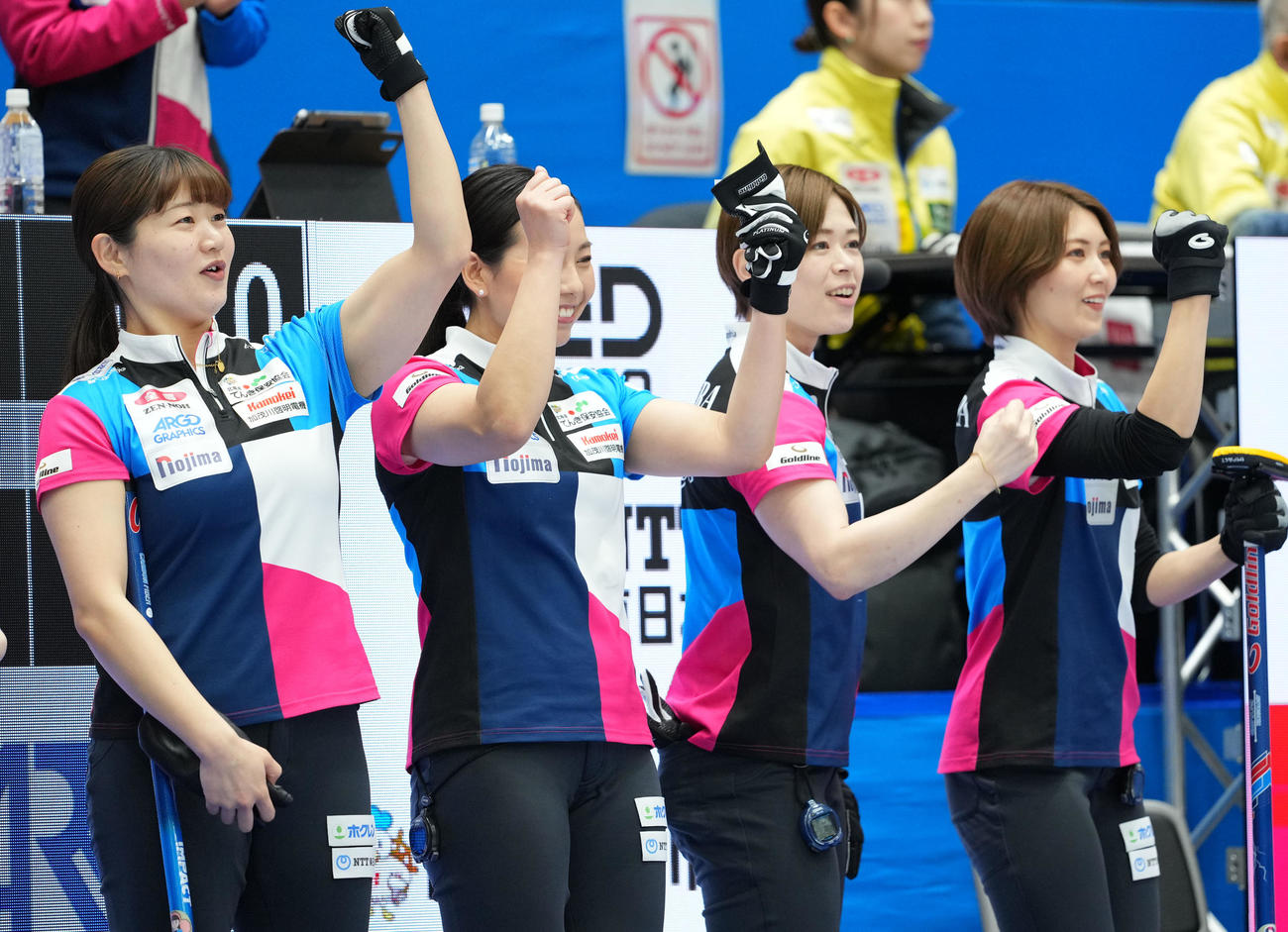 北海道銀行対フォルティウス　声援に応えるフォルティウスの選手たち（撮影・横山健太）