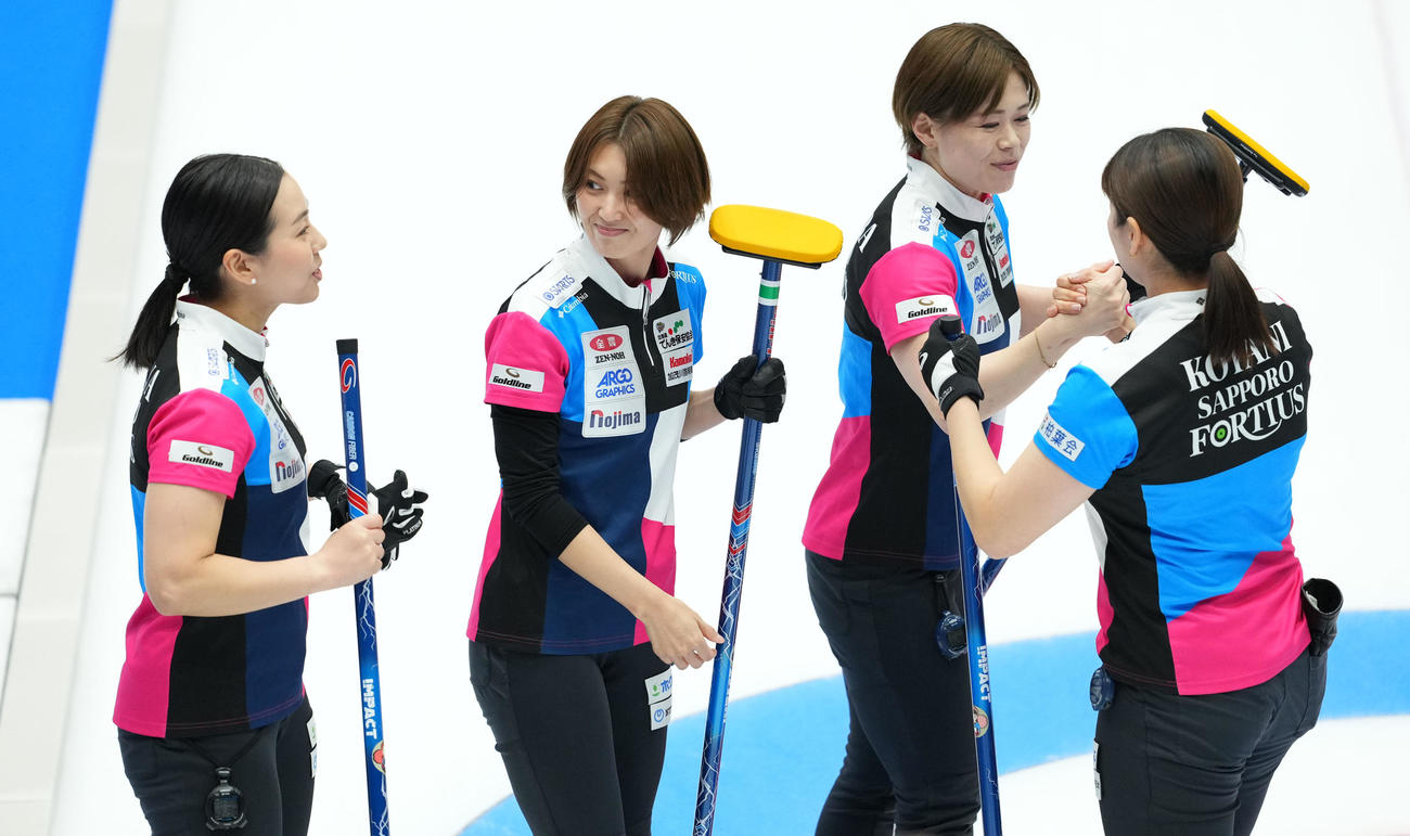 北海道銀行対フォルティウス　北海道銀行に勝利しタッチを交わすフォルティウスの選手たち（撮影・横山健太）