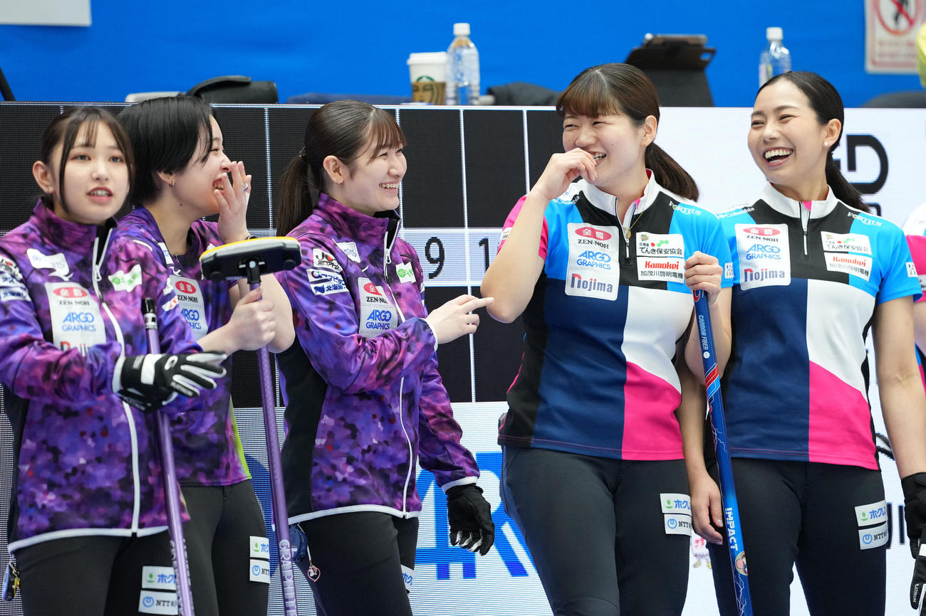 北海道銀行対フォルティウス　試合前、言葉を交わす両選手たち（撮影・横山健太）