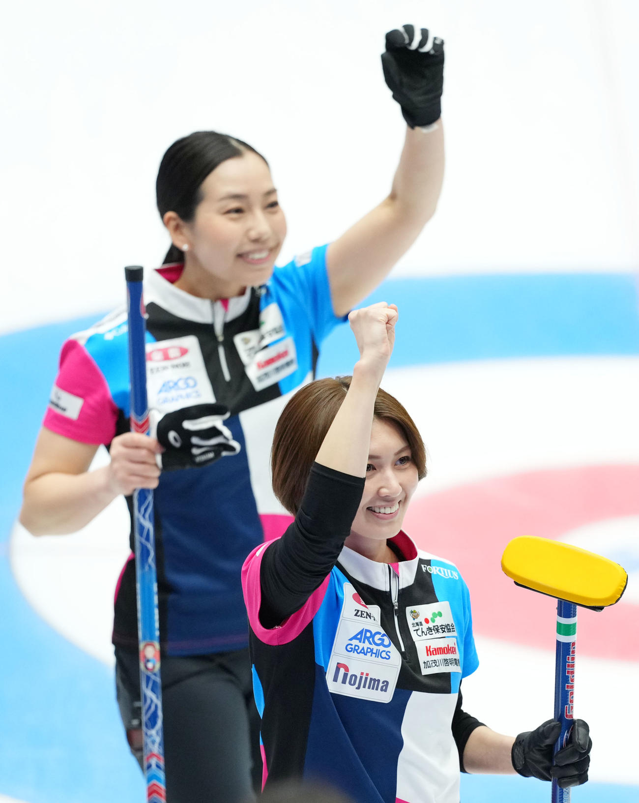 北海道銀行対フォルティウス　北海道銀行に勝利しガッツポーズするフォルティウス吉村（手前）と近江谷（撮影・横山健太）