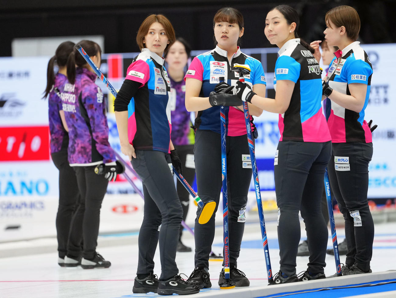 北海道銀行対フォルティウス　第1エンド、言葉を交わすフォルティウスの選手たち（撮影・横山健太）