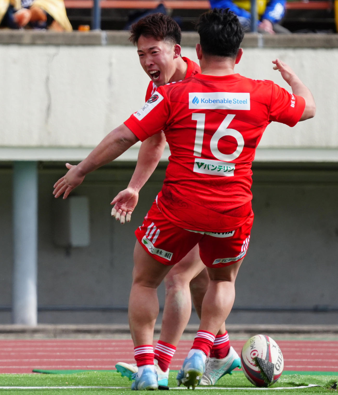 神戸対東京SG　後半、右隅にトライを決める神戸中嶋（奥）（撮影・清水貴仁）