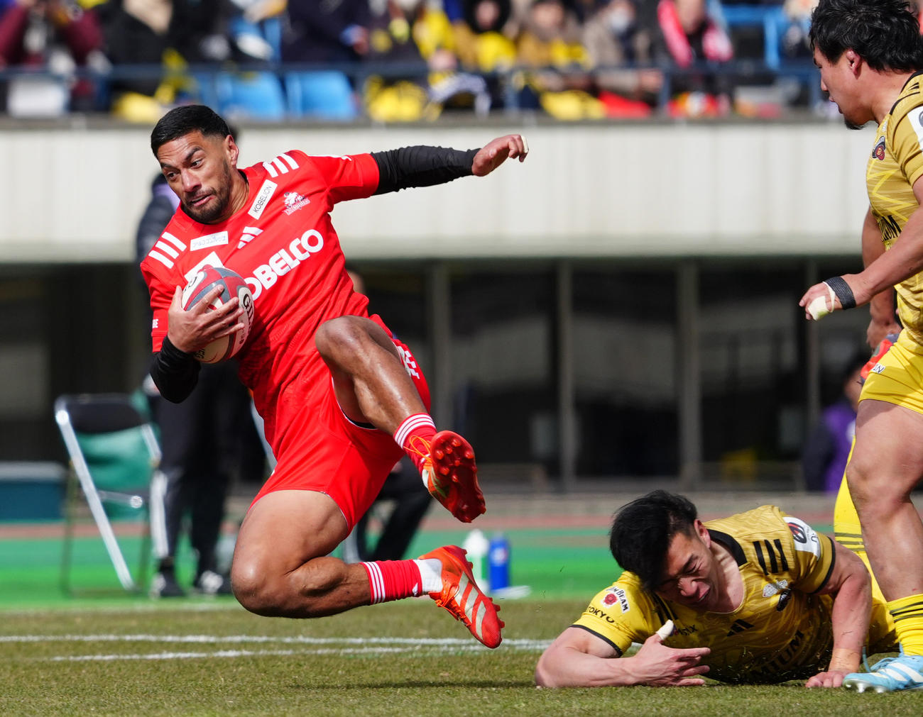 神戸対東京SG　前半、相手タックルでバランスを崩す神戸ラファエレ・ティモシー（左）（撮影・清水貴仁）