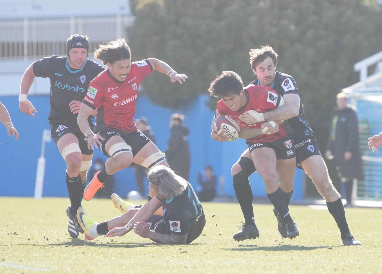 横浜対東京ベイ　前半、横浜・竹沢（右から2人目）は東京ベイ守備網のタックルを受けながら突進する（撮影・小沢裕）