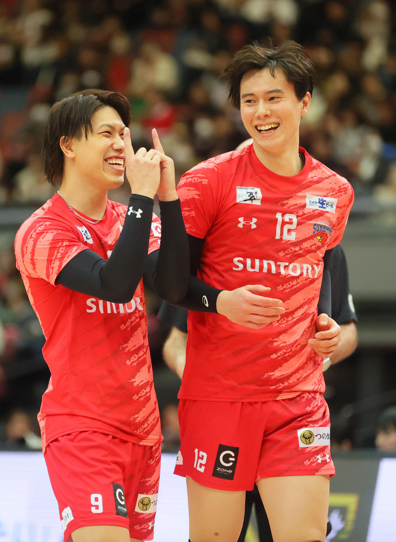 サントリー対WD名古屋　第2セット、サントリー高橋藍（右）はスパイクを決め笑顔を見せる（撮影・上山淳一）