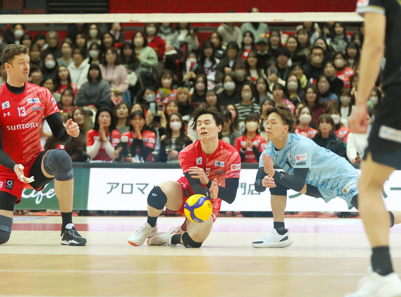 第3セット、WD名古屋にスパイクを決められるサントリーの選手ら、左からムセルスキー、高橋藍、藤中（撮影・上山淳一）