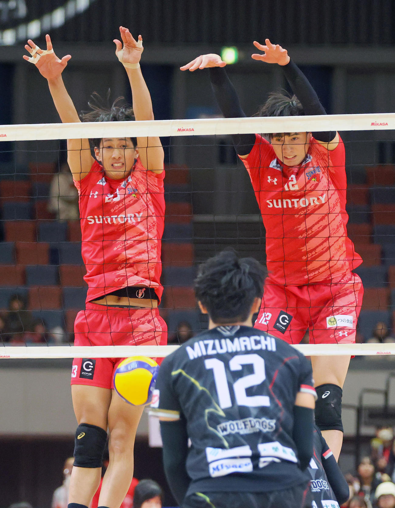 第3セット、ブロックを決めるサントリー柏田（左）とサントリー高橋藍（撮影・上山淳一）