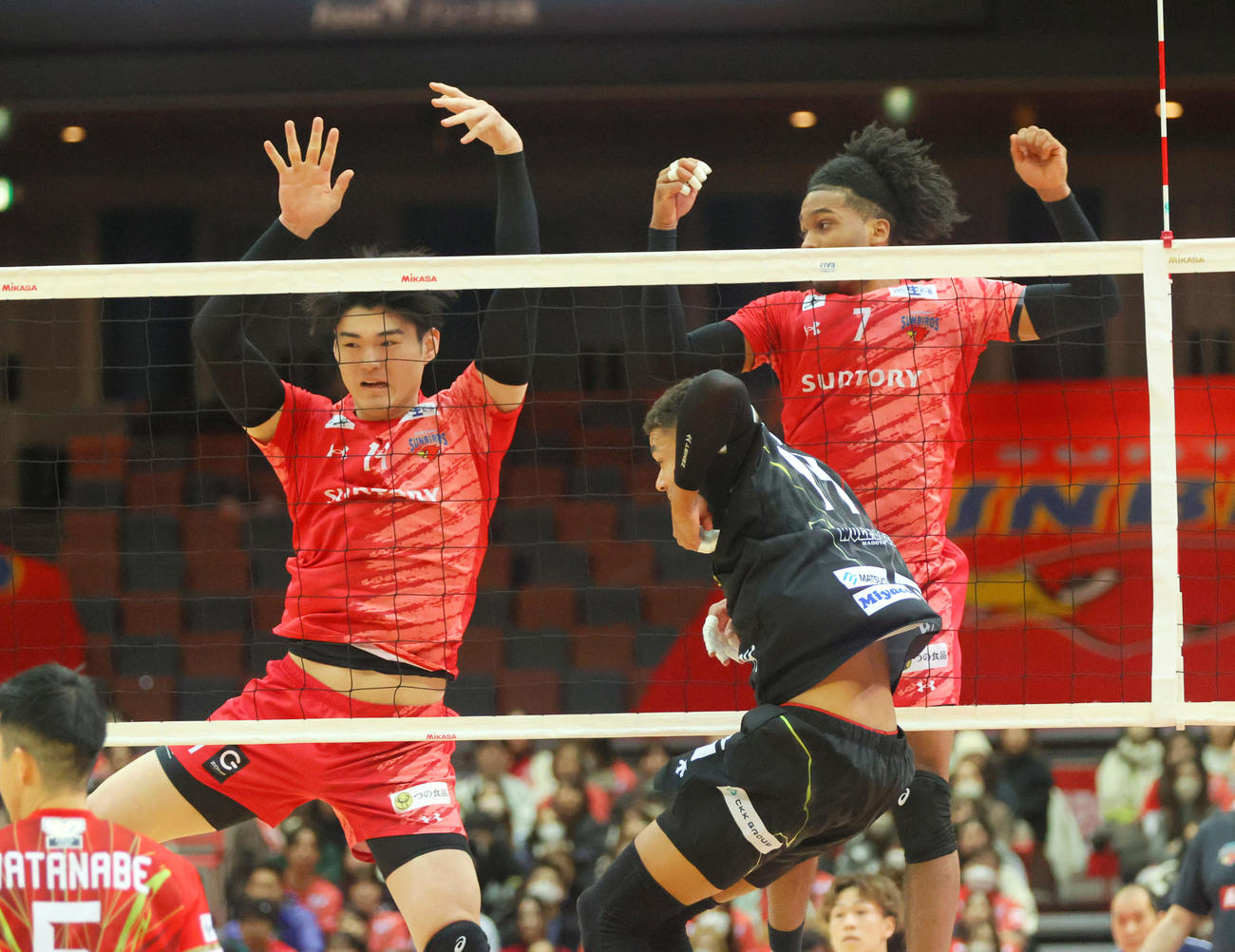 サントリー対WD名古屋　第3セット、サントリー鬼木（左）はブロックを決めポイントを奪う（撮影・上山淳一）