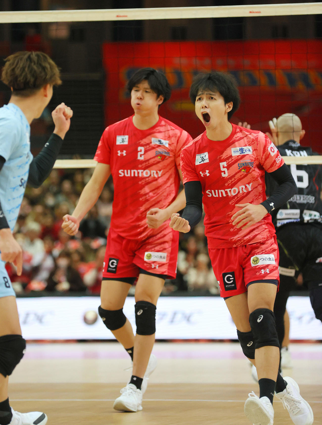 サントリー対WD名古屋　第4セット、サントリー佐藤（中央）がスパイクを決め喜ぶサントリー下川（右）ら（撮影・上山淳一）