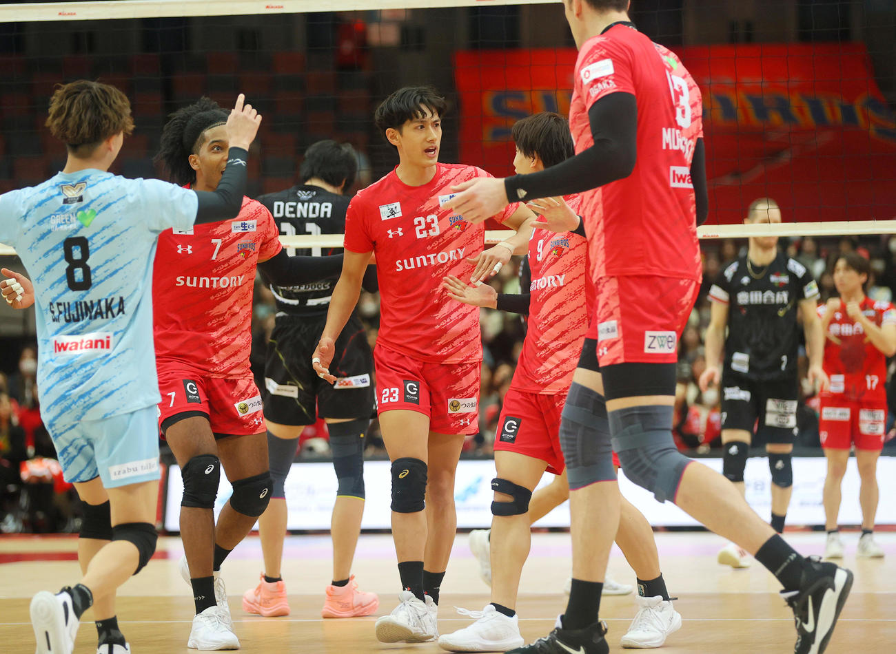サントリー対WD名古屋　第5セット、ポイントに喜ぶサントリー柏田（中央）ら（撮影・上山淳一）
