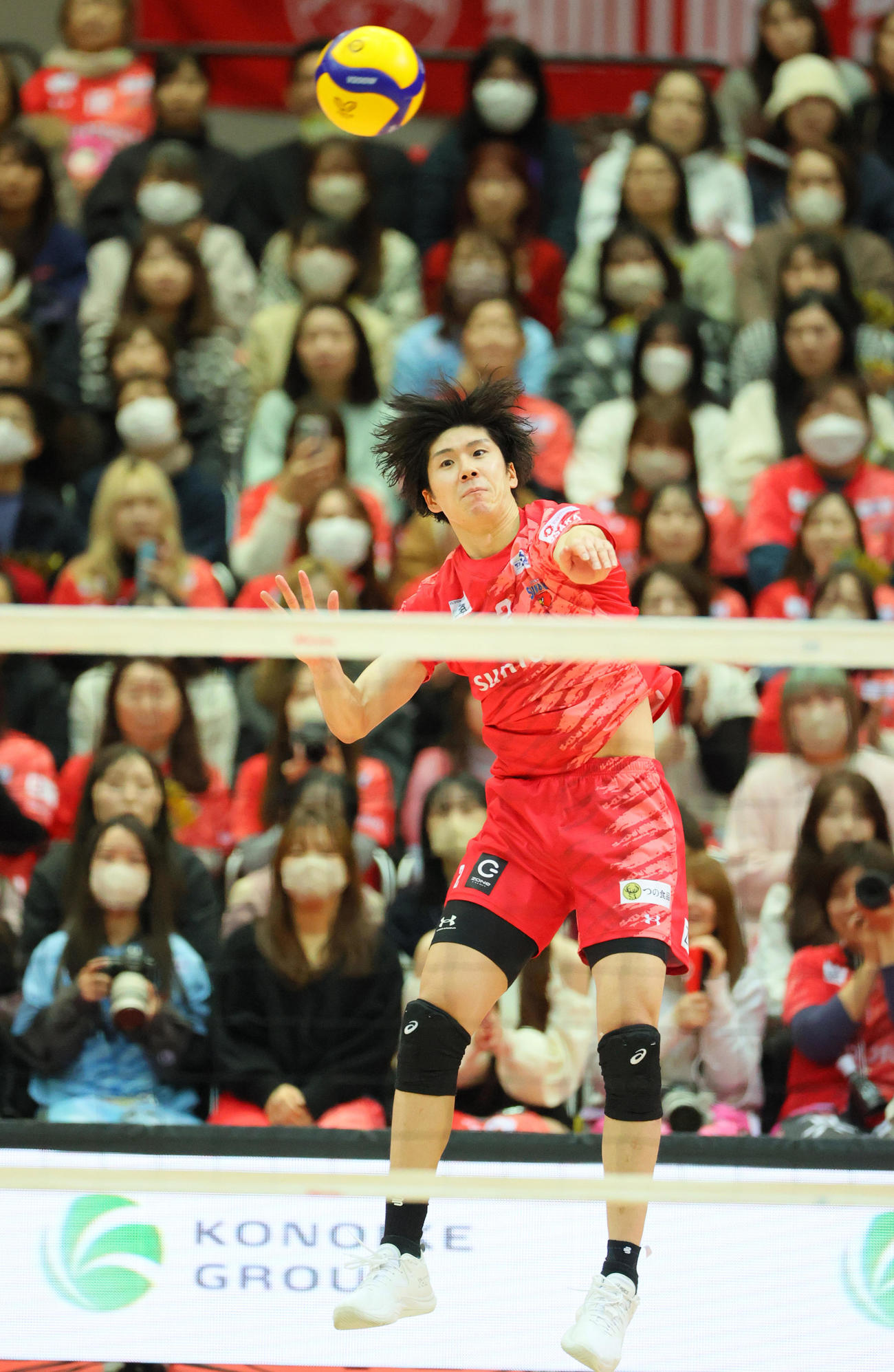 サントリー対WD名古屋　第1セット、サントリー佐藤はサーブを放つ（撮影・上山淳一）