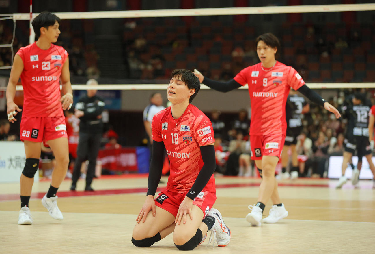 サントリー対WD名古屋　第5セット、ポイント奪われ落胆するサントリー高橋藍（手前）（撮影・上山淳一）