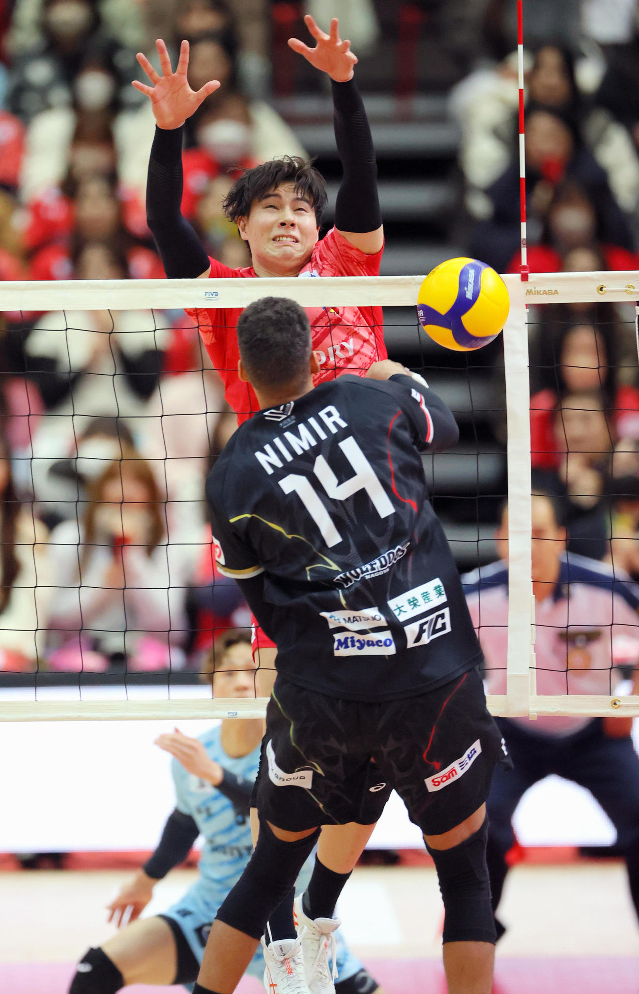 サントリー対WD名古屋　第1セット、サントリー高橋藍（上）はブロックする（撮影・上山淳一）