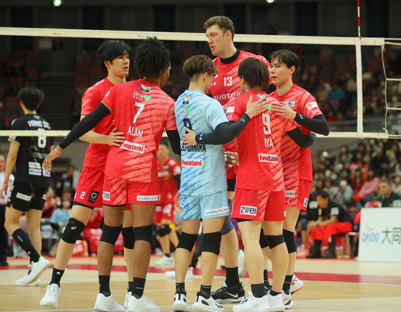 サントリー対WD名古屋　第2セット、ポイントに喜ぶサントリーの選手ら（撮影・上山淳一）
