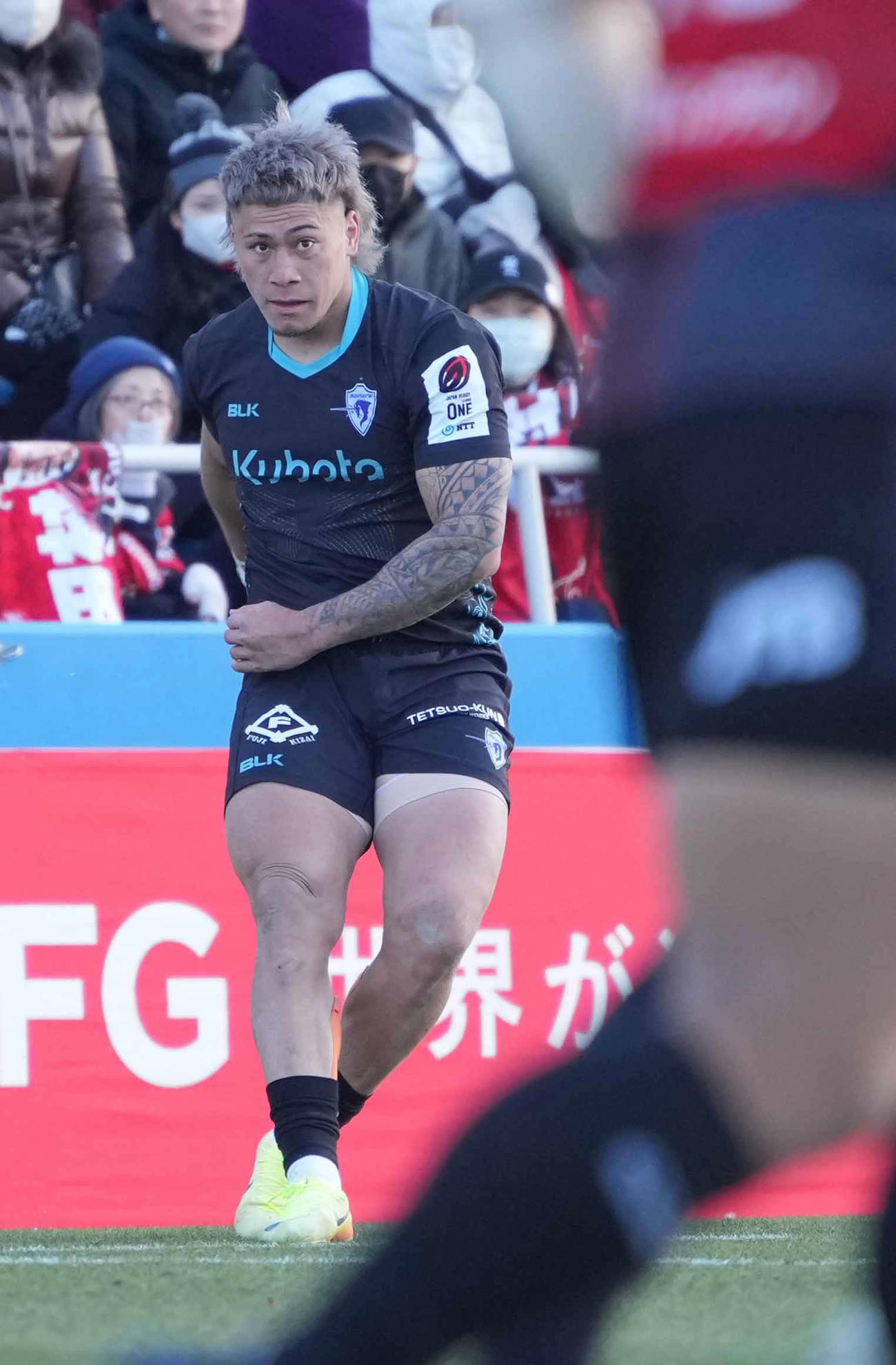 横浜対東京ベイ　後半、東京ベイWTBバイレアは逆転のコンバージョンキックを放つ（撮影・小沢裕）