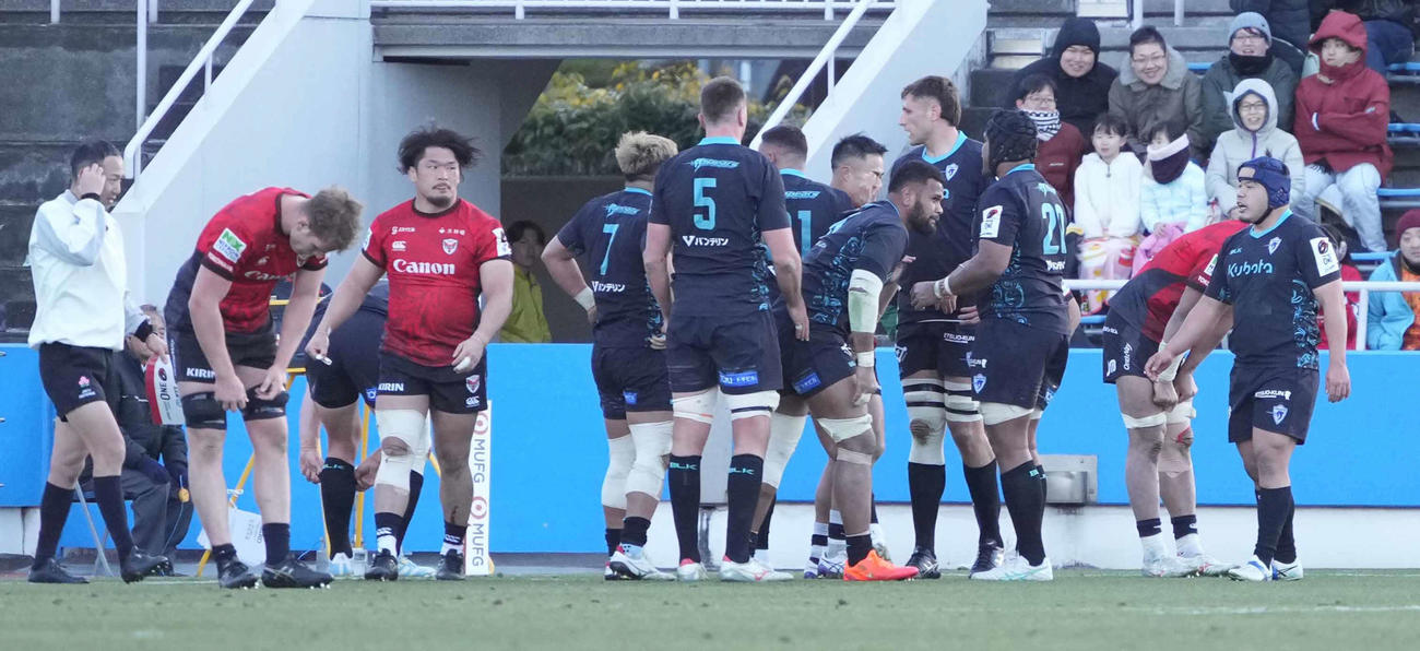 横浜対東京ベイ　逆転勝利に沸く東京ベイ（撮影・小沢裕）