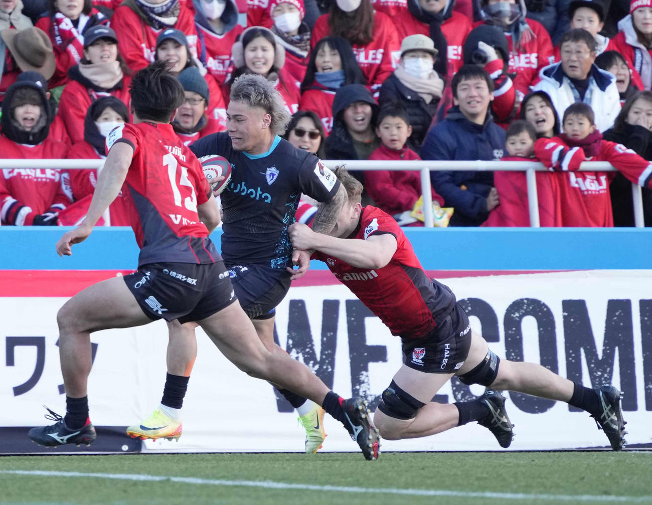 横浜対東京ベイ　後半、東京ベイWTBバイレア（中央）はゴール右隅にハットトリックとなるトライを奪う（撮影・小沢裕）