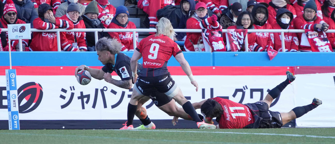 横浜対東京ベイ　後半、東京ベイ、WTBバイレア（左）はゴール右隅にトライを奪う（撮影・小沢裕）