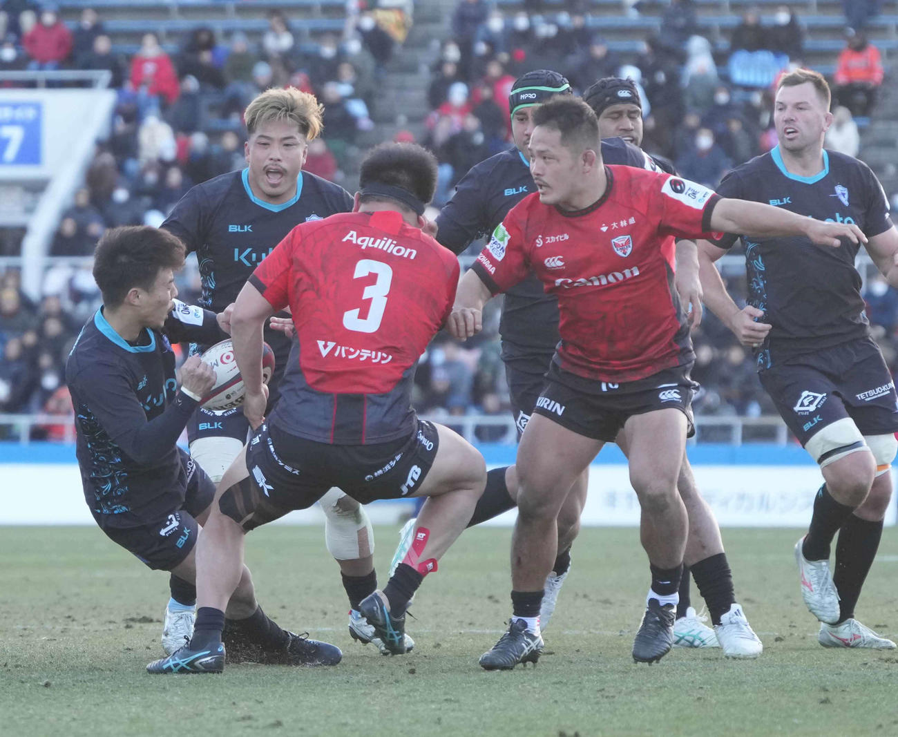 横浜対東京ベイ　後半、横浜・祝原（左から3人目）は東京ベイ・藤原への危険なタックルでイエローカードを受ける（撮影・小沢裕）
