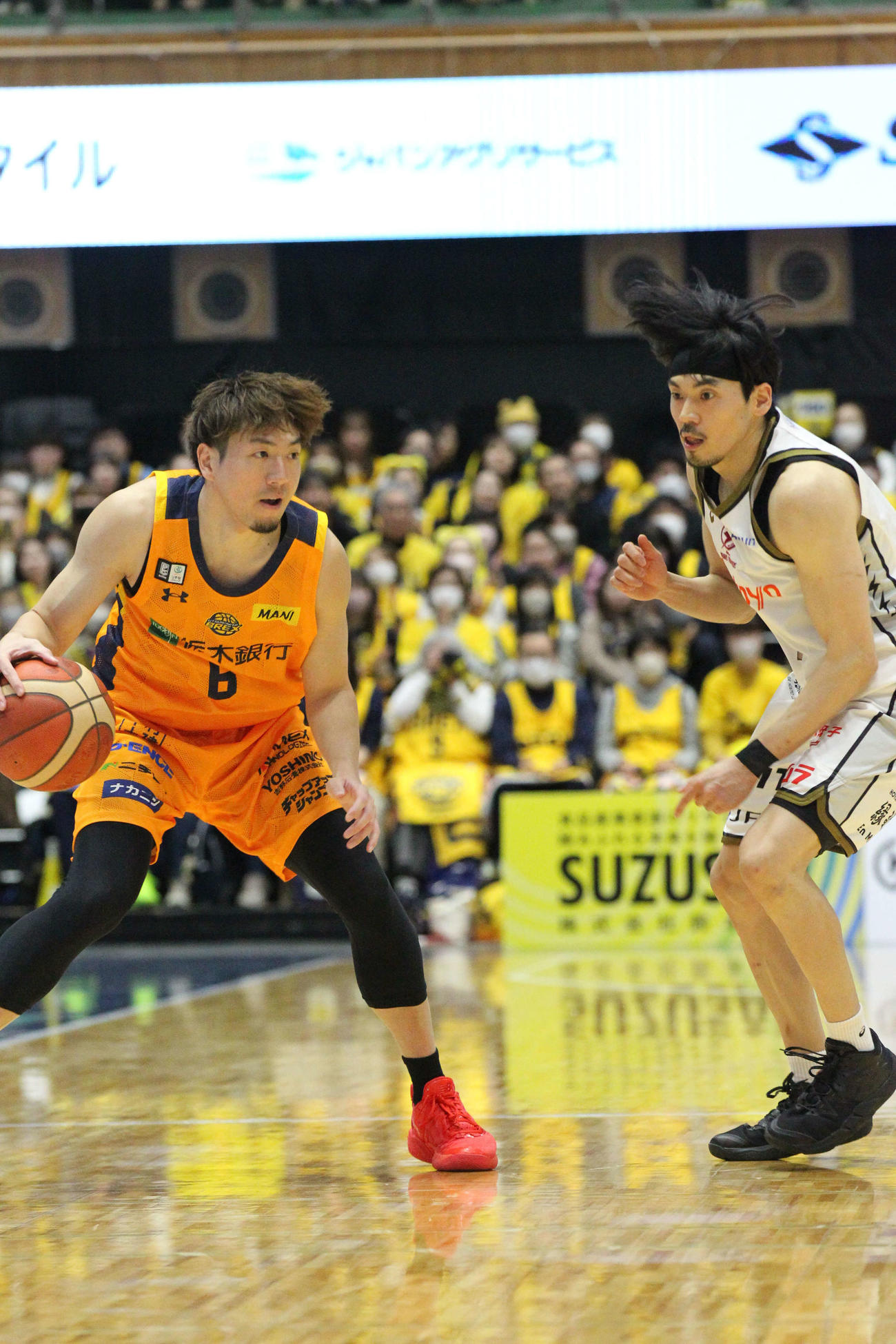 宇都宮対川崎　川崎の篠山竜青（右）とマッチアップする宇都宮の比江島慎（撮影・沢田啓太郎）