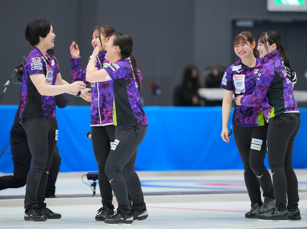 ロコ・ソラーレ対北海道銀行　ロコ・ソラーレに勝利し決勝進出を果たした北海道銀行の選手たちは笑顔を見せる。左から中島、仁平、山本、田畑、伊藤（撮影・垰建太）