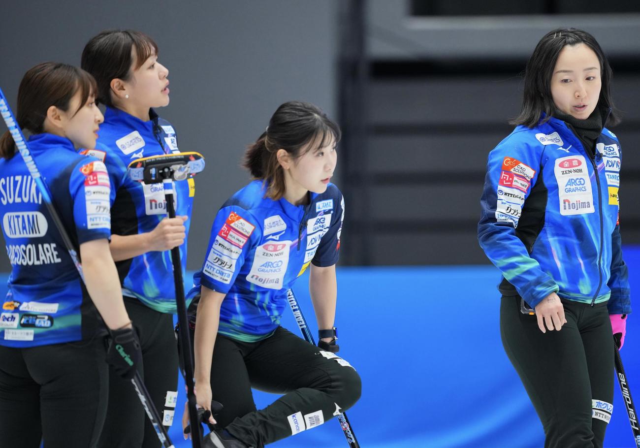 ロコ・ソラーレ対北海道銀行　第5エンドに臨むロコ・ソラーレの選手たち（撮影・垰建太）