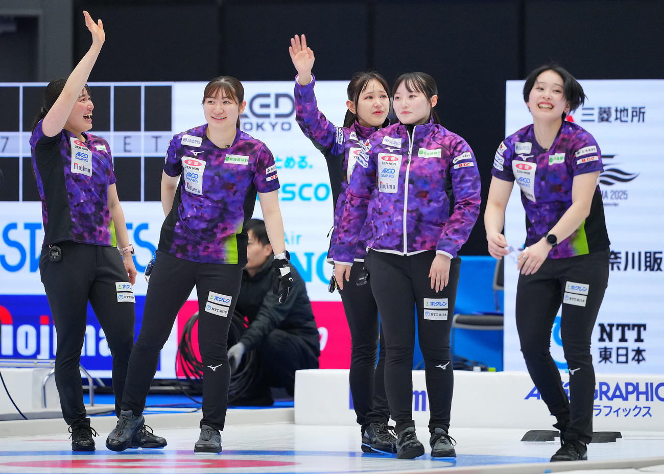 ロコ・ソラーレ対北海道銀行　ロコ・ソラーレに勝利し決勝進出の北海道銀行の選手たちは笑顔を見せる。左から山本、田畑、仁平、伊藤、中島（撮影・垰建太）