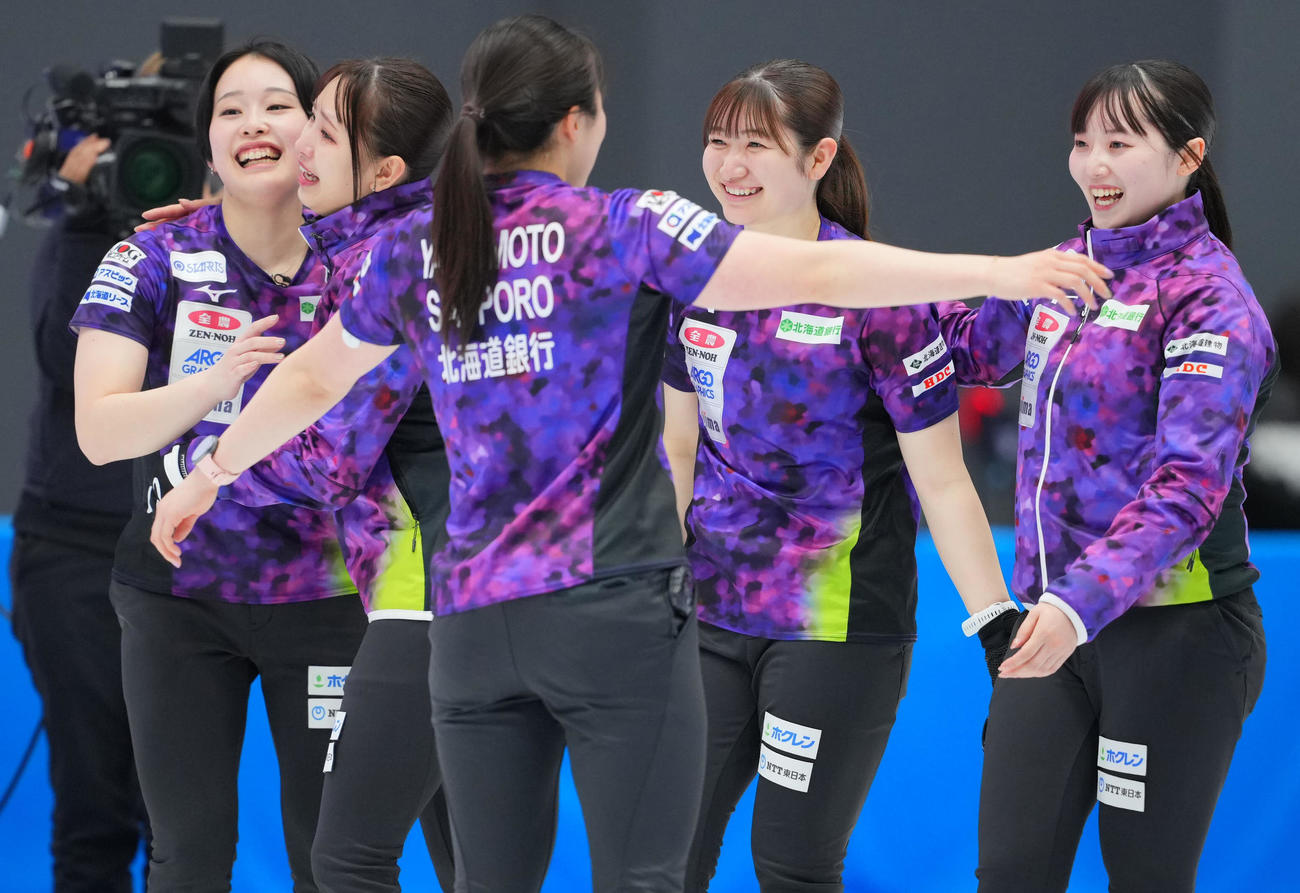 ロコ・ソラーレ対北海道銀行　ロコ・ソラーレに勝利し決勝進出を果たした北海道銀行の選手たちは笑顔を見せる。左から中島、仁平、山本、田畑、伊藤（撮影・垰建太）