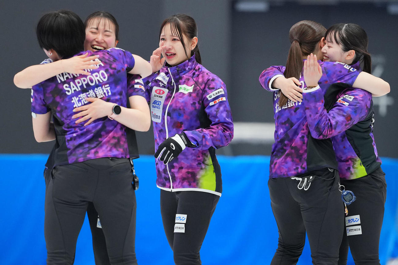 ロコ・ソラーレ対北海道銀行　ロコ・ソラーレに勝利し笑顔を見せる北海道銀行の選手たちの中で涙を見せる仁平（中央）（撮影・垰建太）