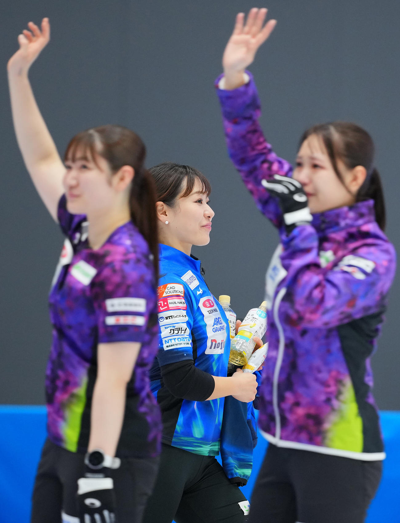 ロコ・ソラーレ対北海道銀行　決勝進出を逃したロコ・ソラーレ吉田知（中央）は喜ぶ北海道銀行の選手たちを横目に引き揚げる（撮影・垰建太）