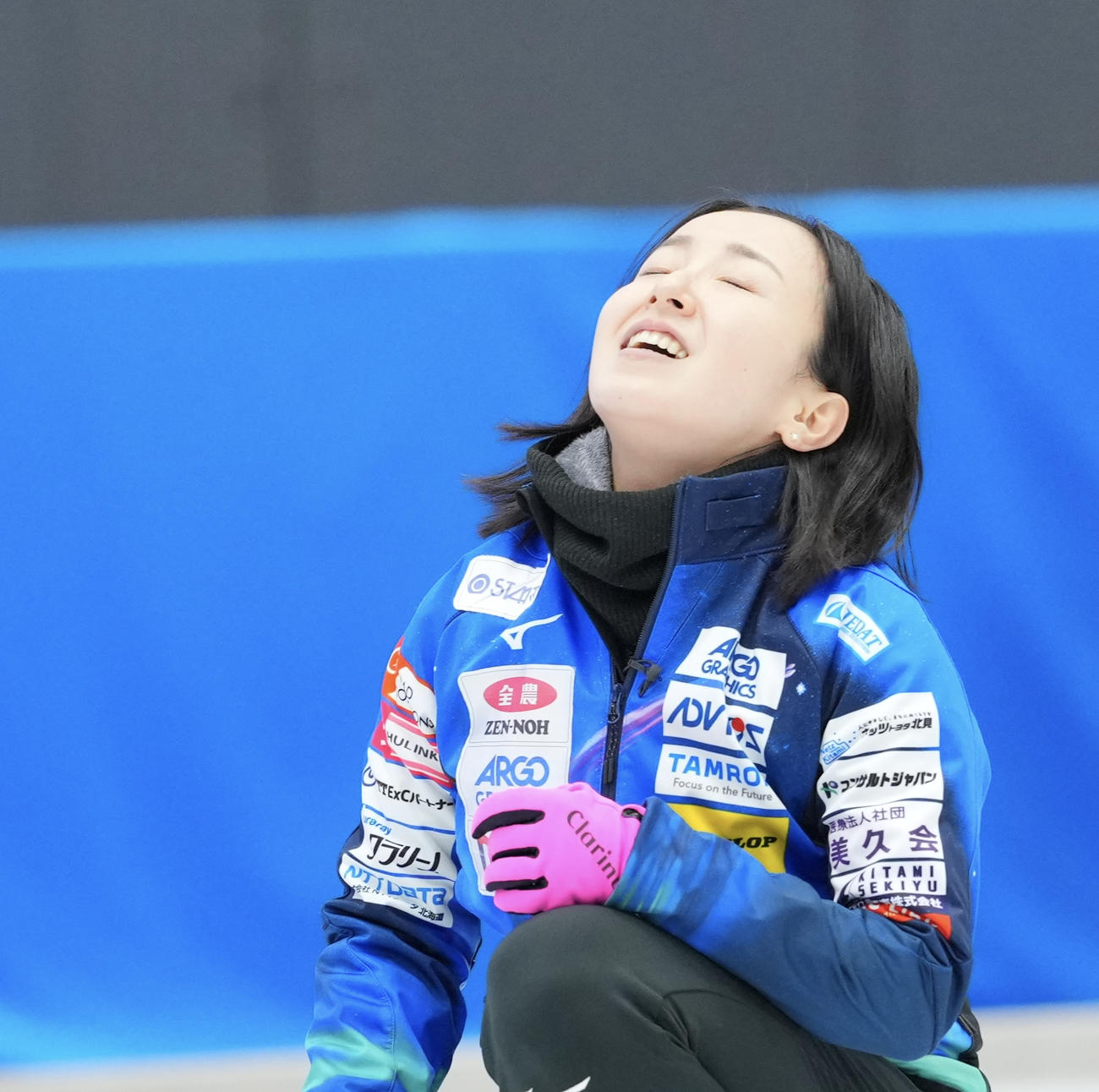 ロコ・ソラーレ対北海道銀行　第4エンド、ストーンを投じるも1点に終わり悔しげなロコ・ソラーレ藤沢（撮影・垰建太）