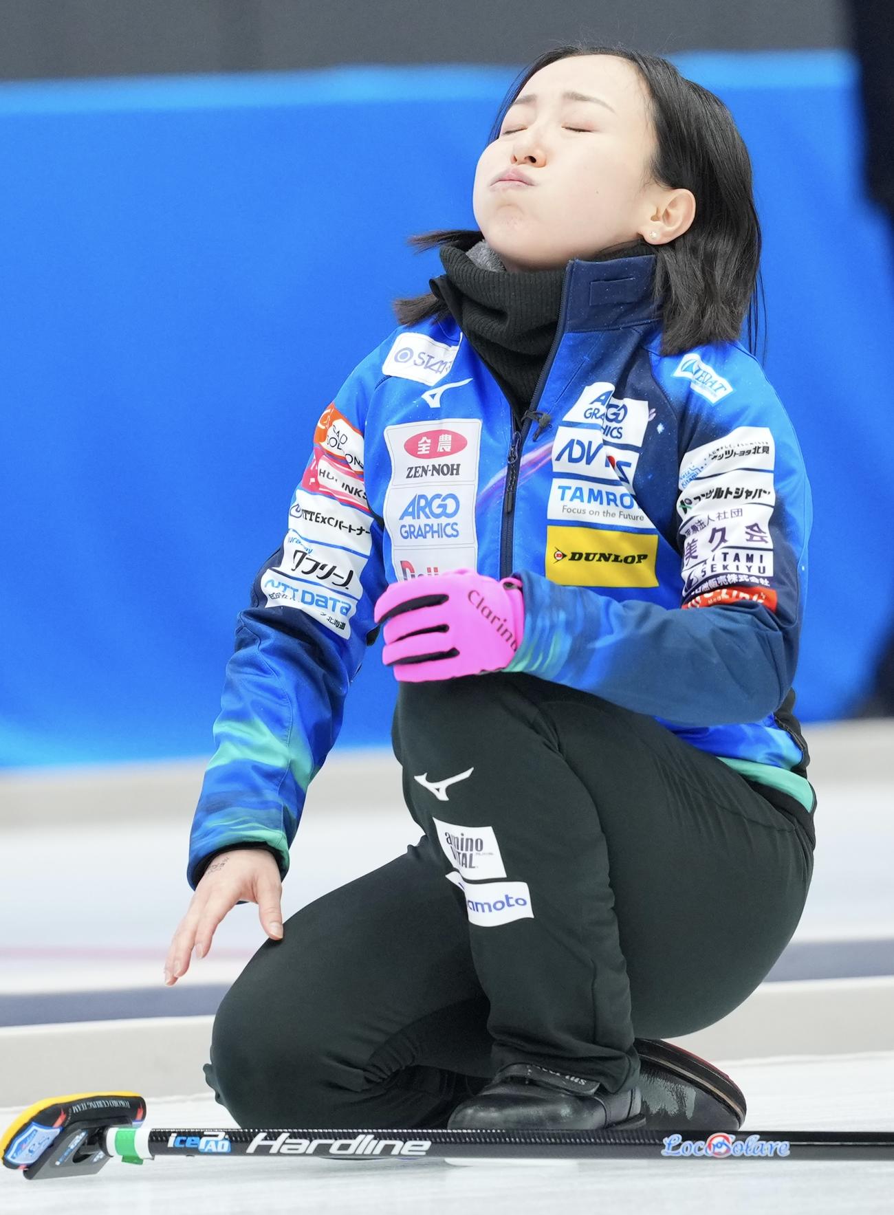 ロコ・ソラーレ対北海道銀行　第4エンド、ストーンを投じるも1点に終わり悔しげなロコ・ソラーレ藤沢（撮影・垰建太）