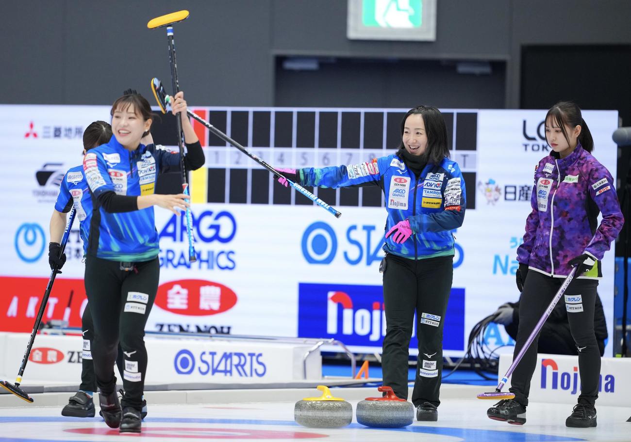 ロコ・ソラーレ対北海道銀行　第1エンド、笑顔を見せるロコ・ソラーレ藤沢（中央）と吉田知（撮影・垰建太）