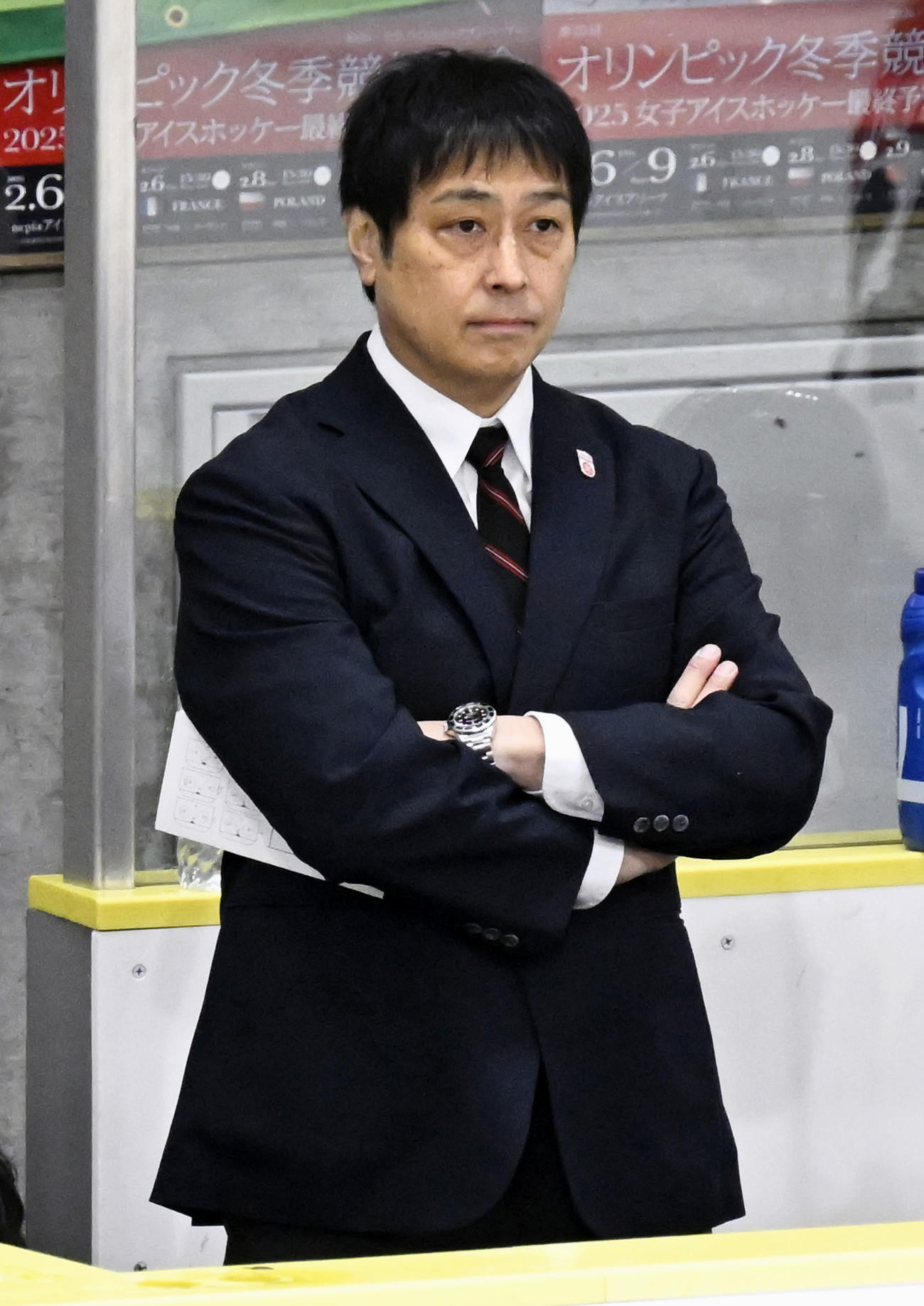 ポーランド戦に臨む飯塚監督＝nepiaアイスアリーナ（共同）