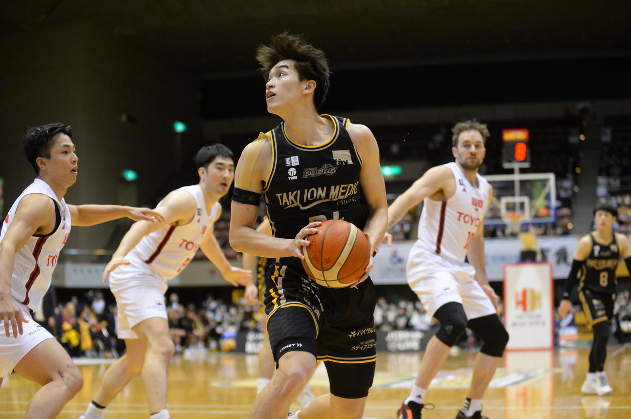 仙台対A東京　チーム日本人最多の10得点を決めたB1仙台・新沼（中央）（撮影・浜本神威）