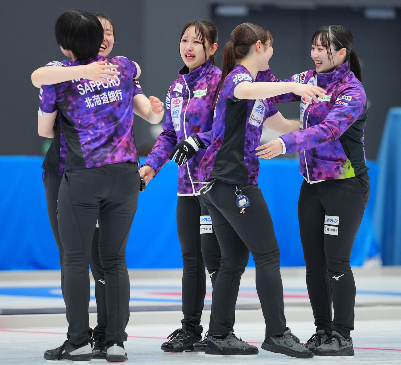 ロコ・ソラーレ対北海道銀行　ロコ・ソラーレに勝利し笑顔を見せる北海道銀行の選手たちの中で涙を見せる仁平（中央）（撮影・垰建太）