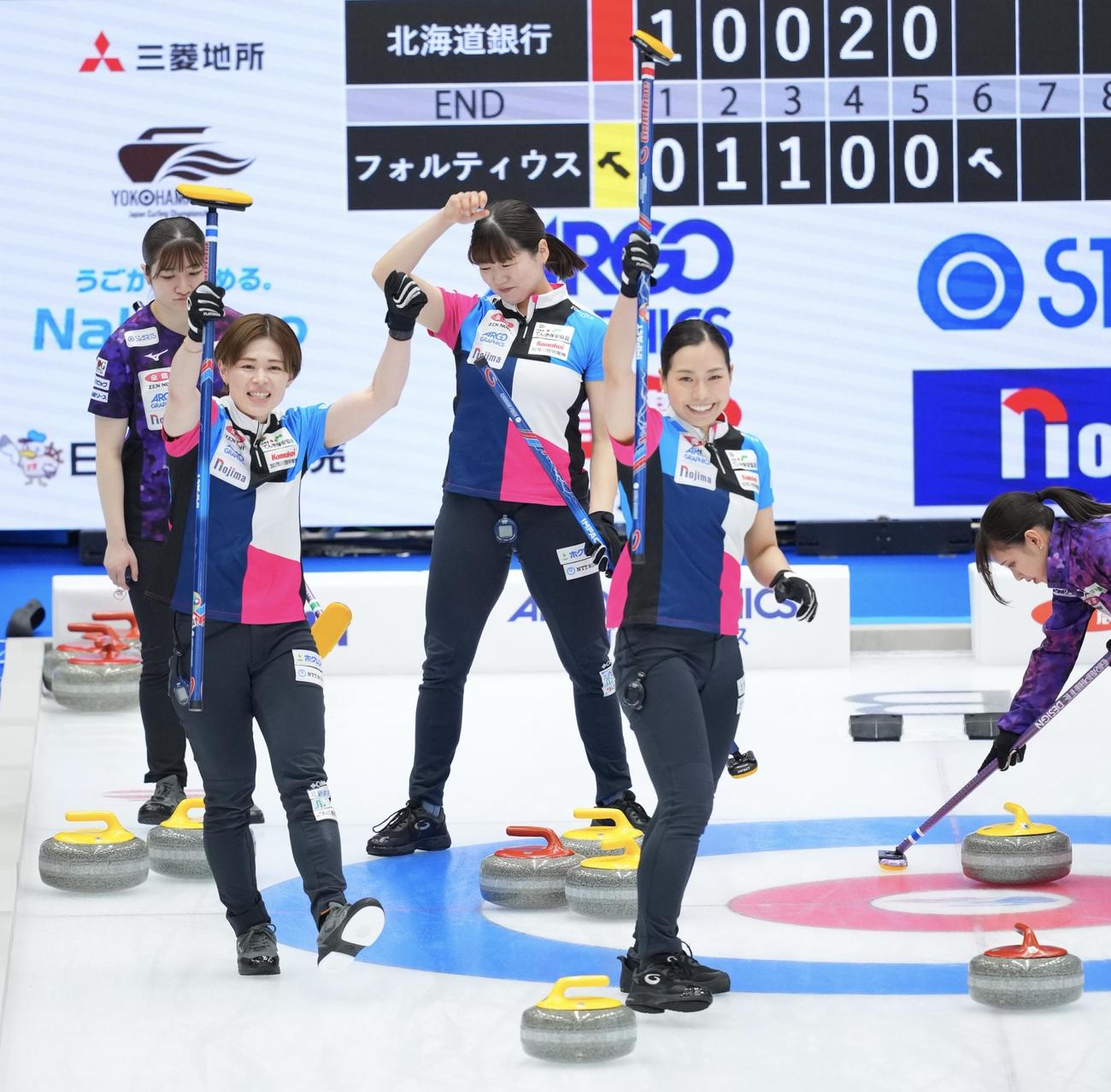 フォルティウス対北海道銀行　第6エンド、吉村紗也香のショットで3点を奪い笑顔を見せるフォルティウスの選手たち（撮影・垰建太）
